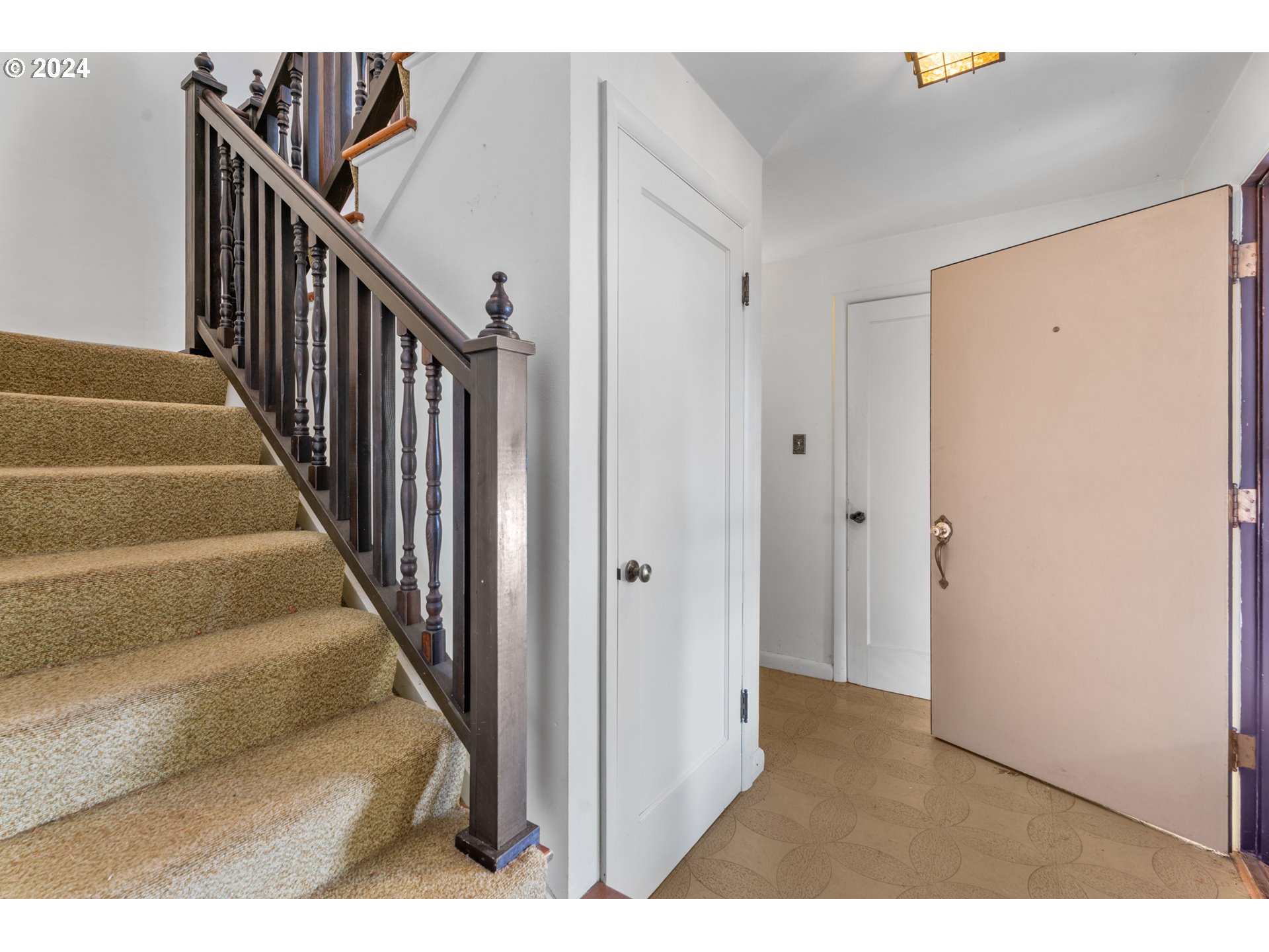 6455 Southwest Scholls Ferry Road Portland, OR 97223 - Photo 5 of 48 Entrance/Foyer