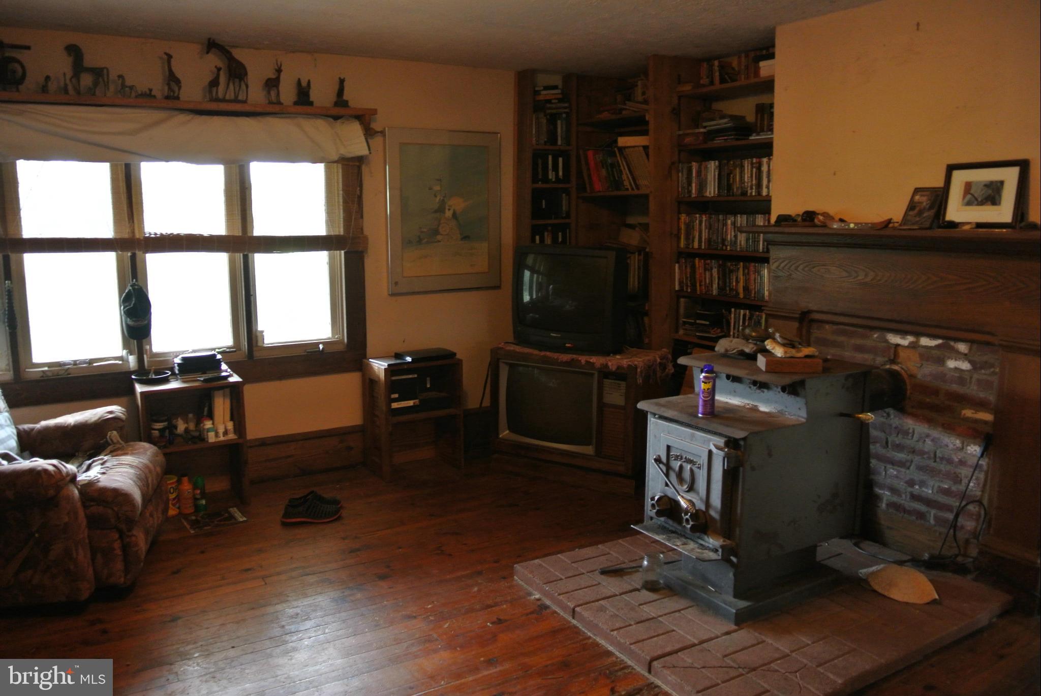 111 Dennis Road Castleton, VA 22716 - Photo 6 of 6 Living Room