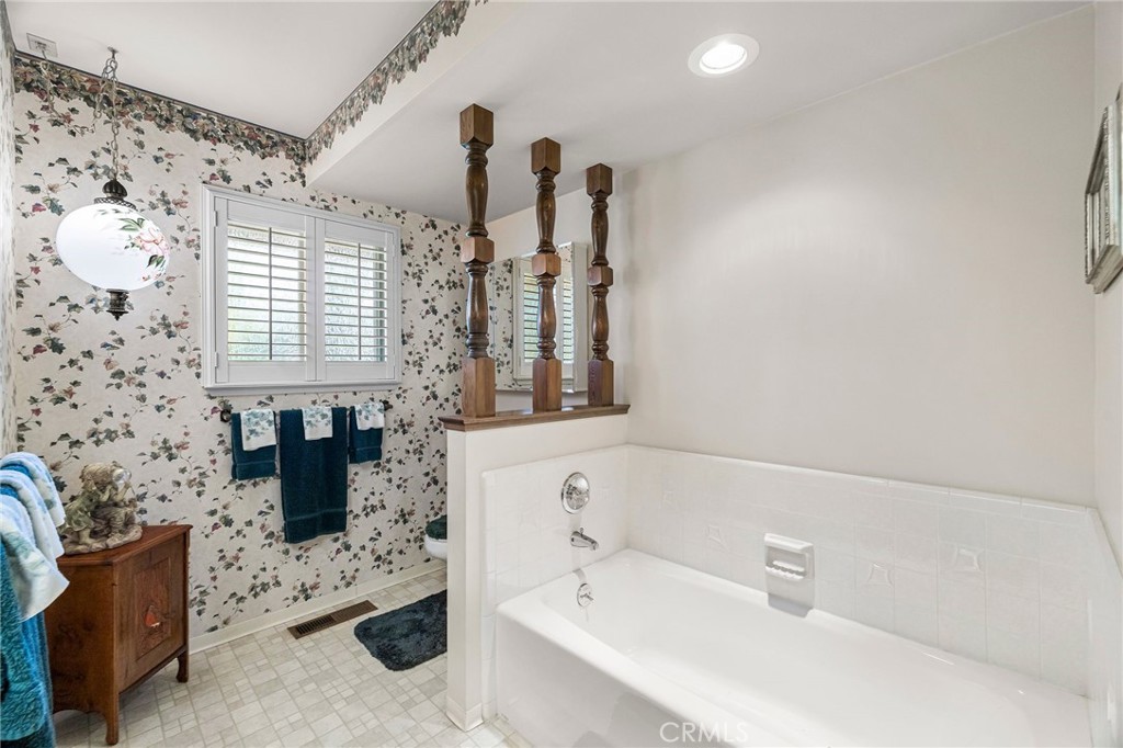 5770 Ingalls Road Paradise, CA 95969 - Photo 37 of 63 a bathroom with a bathtub sink and mirror