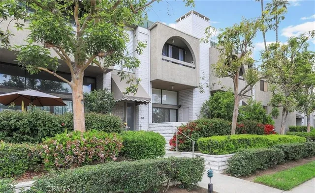 $895,000 | 5305 White Oak Avenue, Unit F, Encino, CA 91316