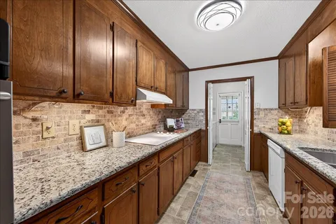 an empty room with windows and ceiling fan