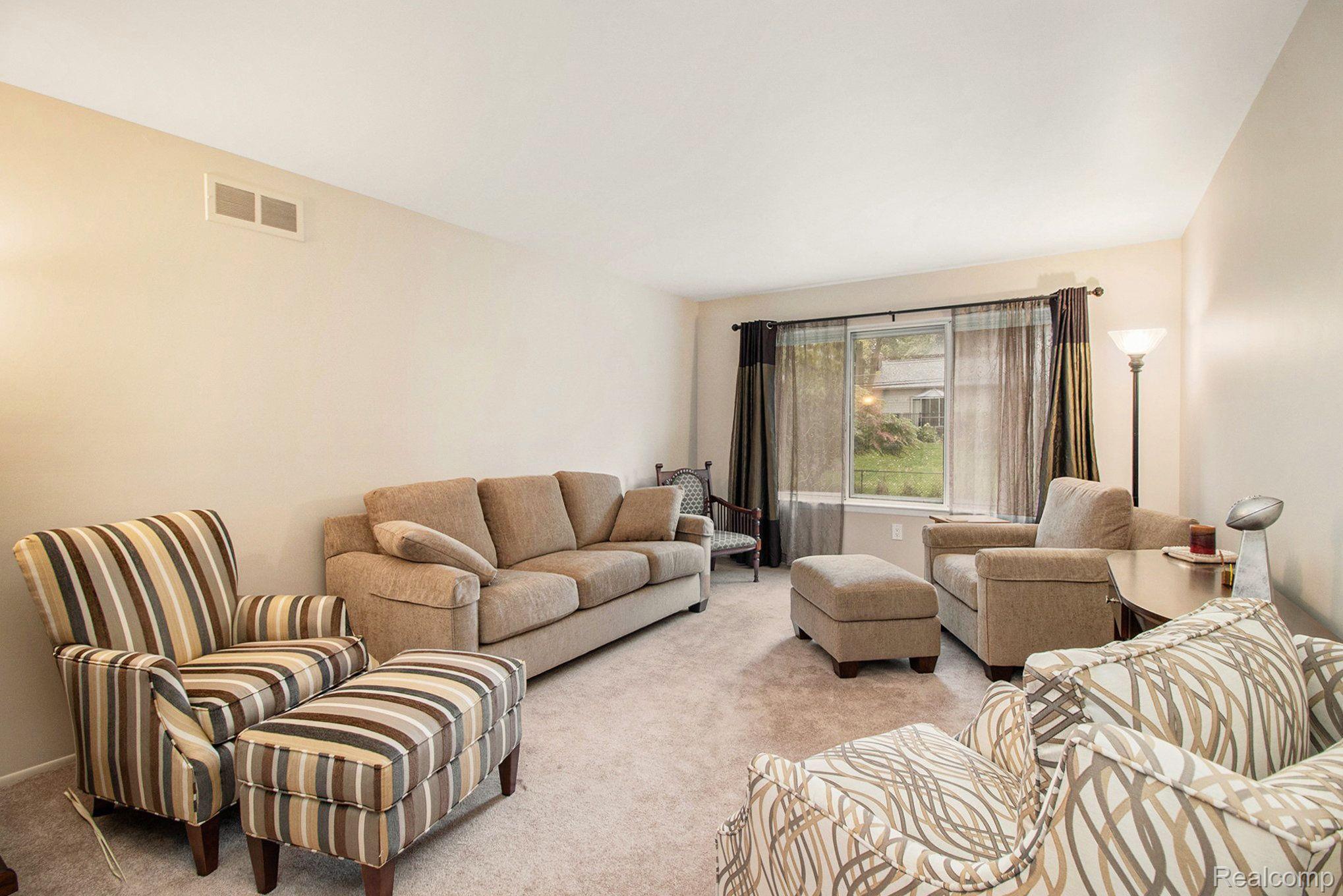 14107 Riverside Drive Livonia, MI 48154 - Photo 5 of 27