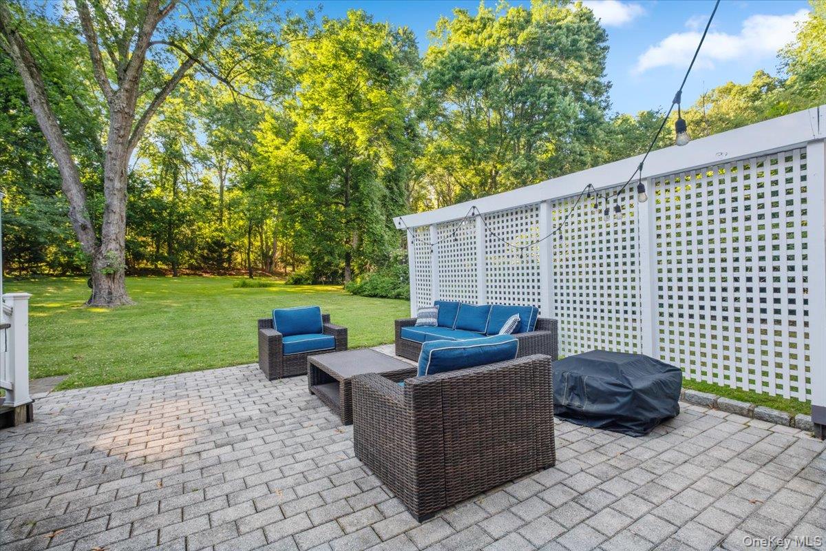 372 Fort Hill Road Scarsdale, NY 10583 - Photo 28 of 40 Lounge on the patio perfect for entertaining