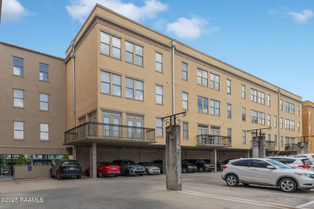 $240,000 | 201 Settlers Trace Boulevard, Unit 2414, Lafayette, LA 70508