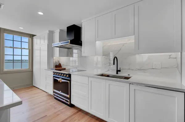 $10,000 | 1 King Street, Unit 607, Charleston, SC 29401