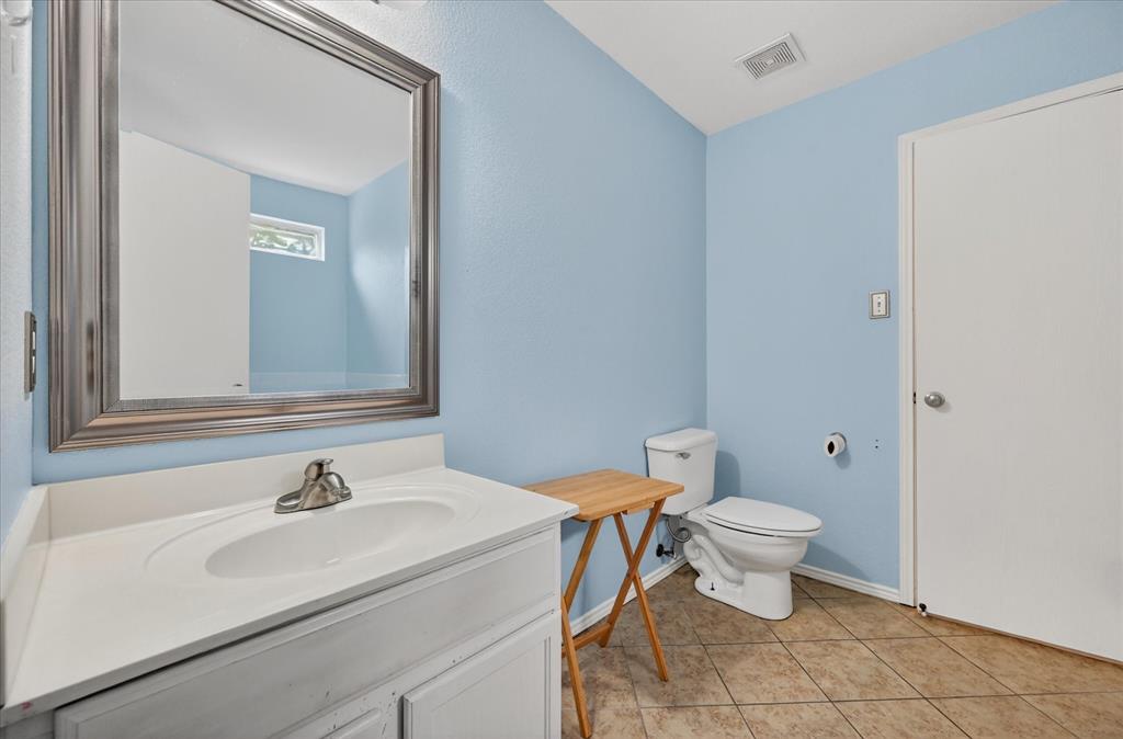 2540 Blue Myrtle Way Dallas, TX 75212 - Photo 17 of 32 Downstairs full bathroom