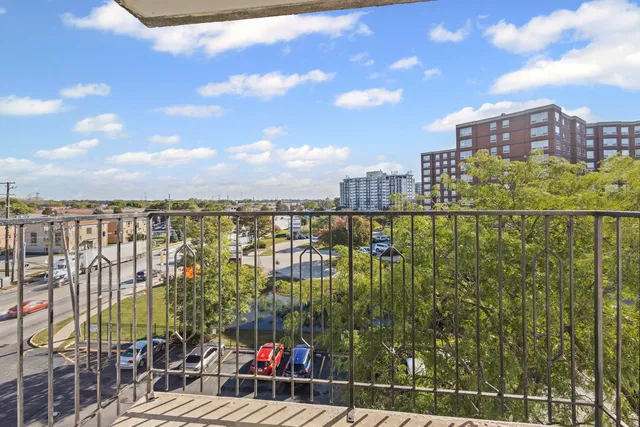 $236,250 | 9001 Golf Road, Unit 5B, Des Plaines, IL 60016