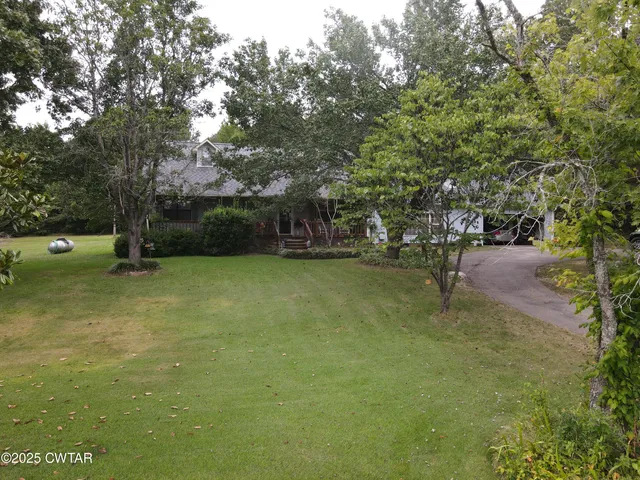 a view of yard with green space