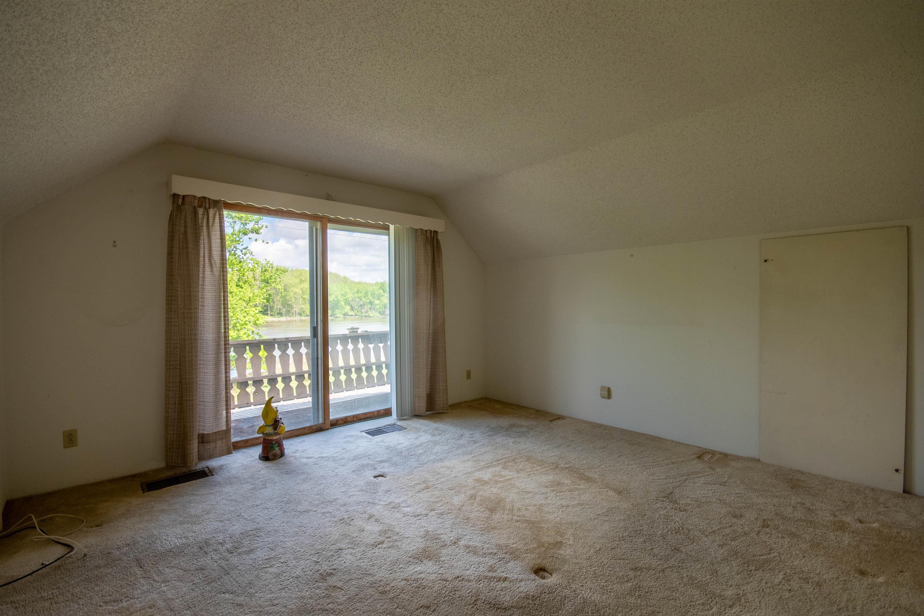 1839 West 1st Street Dixon, IL 61021 - Photo 22 of 44 a view of an empty room with a window