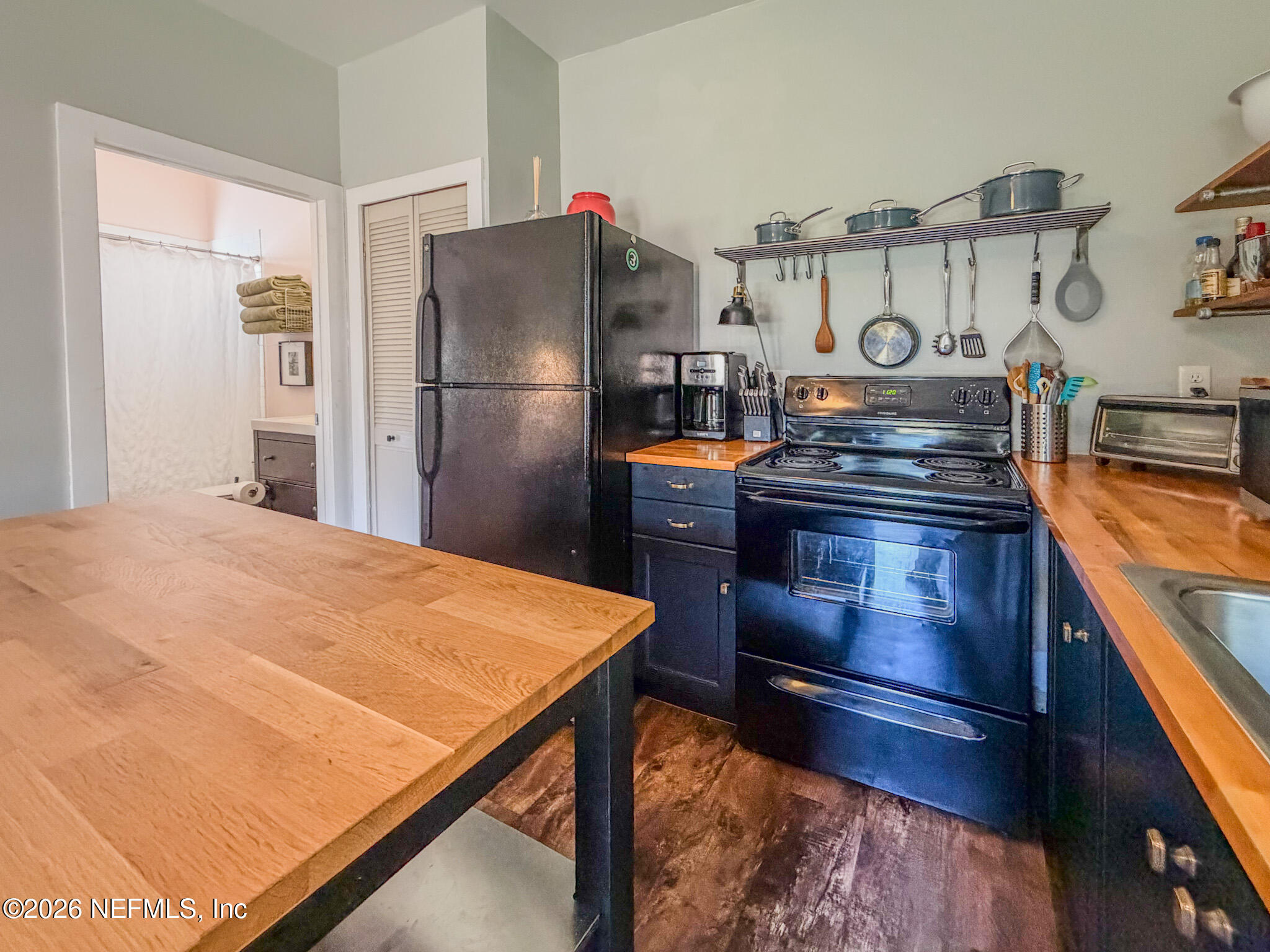 3885 Valencia Road Jacksonville, FL 32205 - Photo 5 of 9 Fully Stocked