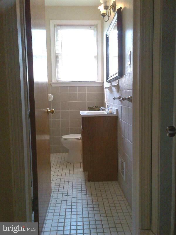 5720 Onnen Road Baltimore, MD 21206 - Photo 11 of 26 Bath