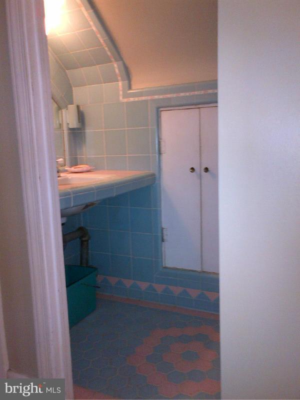 5720 Onnen Road Baltimore, MD 21206 - Photo 16 of 26 Bath