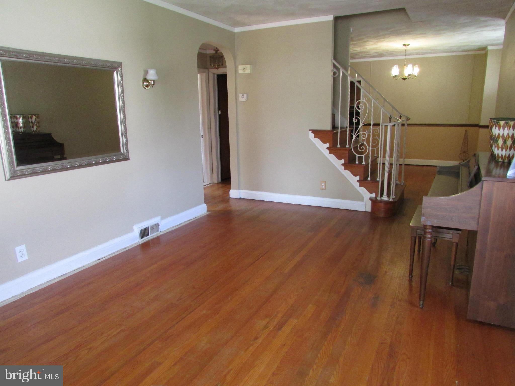 5720 Onnen Road Baltimore, MD 21206 - Photo 4 of 26 Living Room