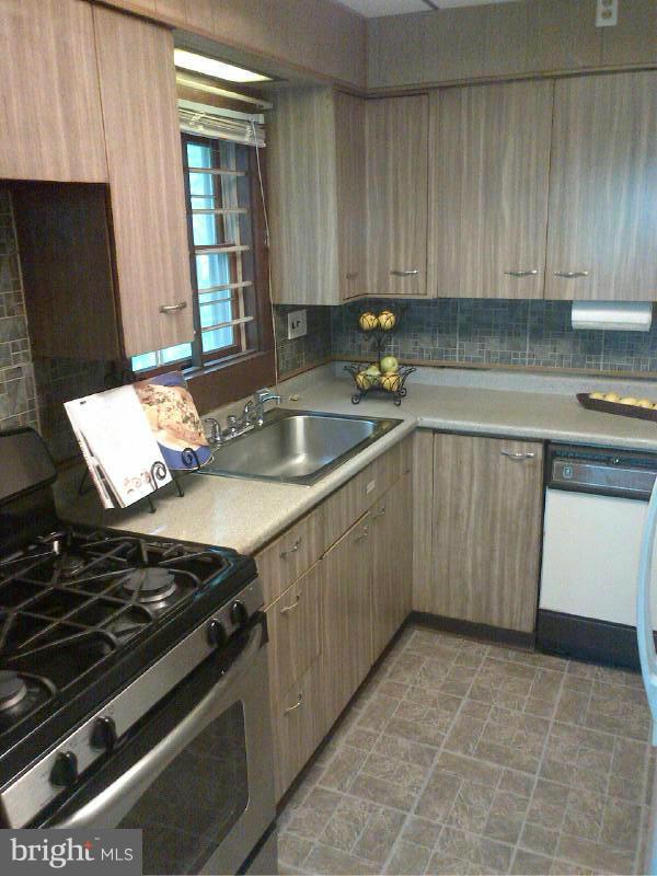 5720 Onnen Road Baltimore, MD 21206 - Photo 7 of 26 Kitchen