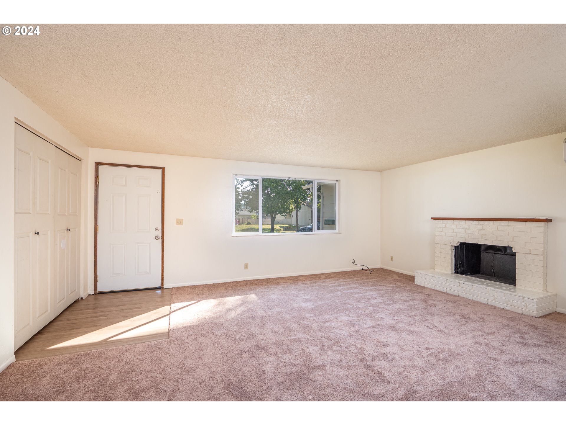 5124 E Street Springfield, OR 97478 - Photo 9 of 23 an empty room with windows