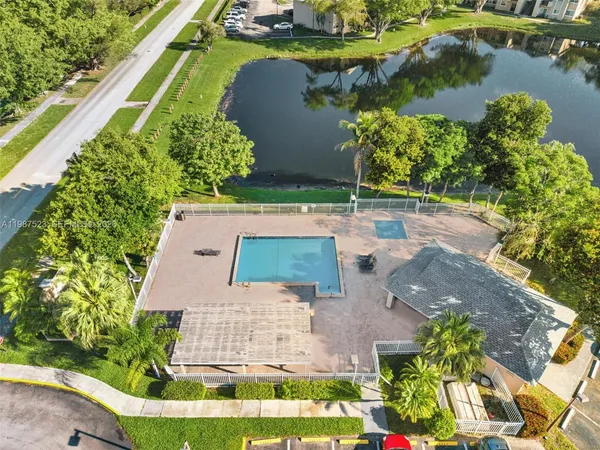 $2,495 | 1701 Northwest 96th Terrace, Unit 1C, Pembroke Pines, FL 33024