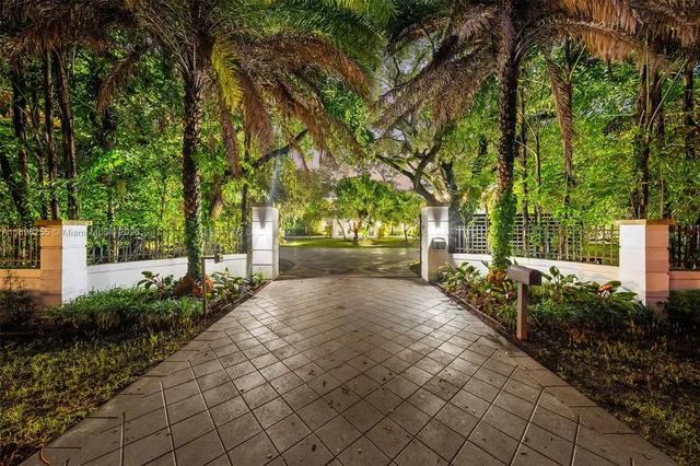 $6,900,000 | 8923 Ludlam Road, Pinecrest, FL 33156