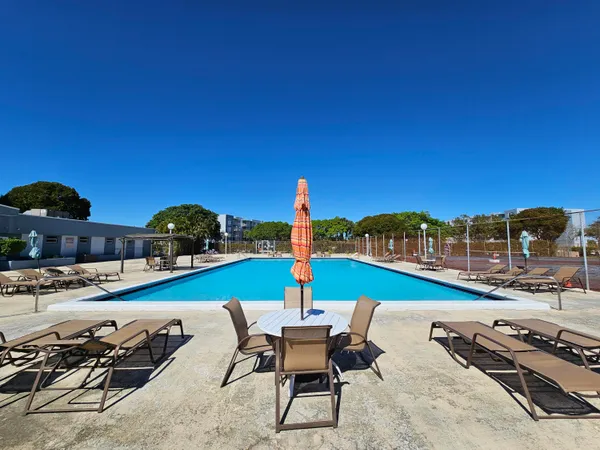 $1,950 | 470 Executive Center Drive, Unit 2G, West Palm Beach, FL 33401