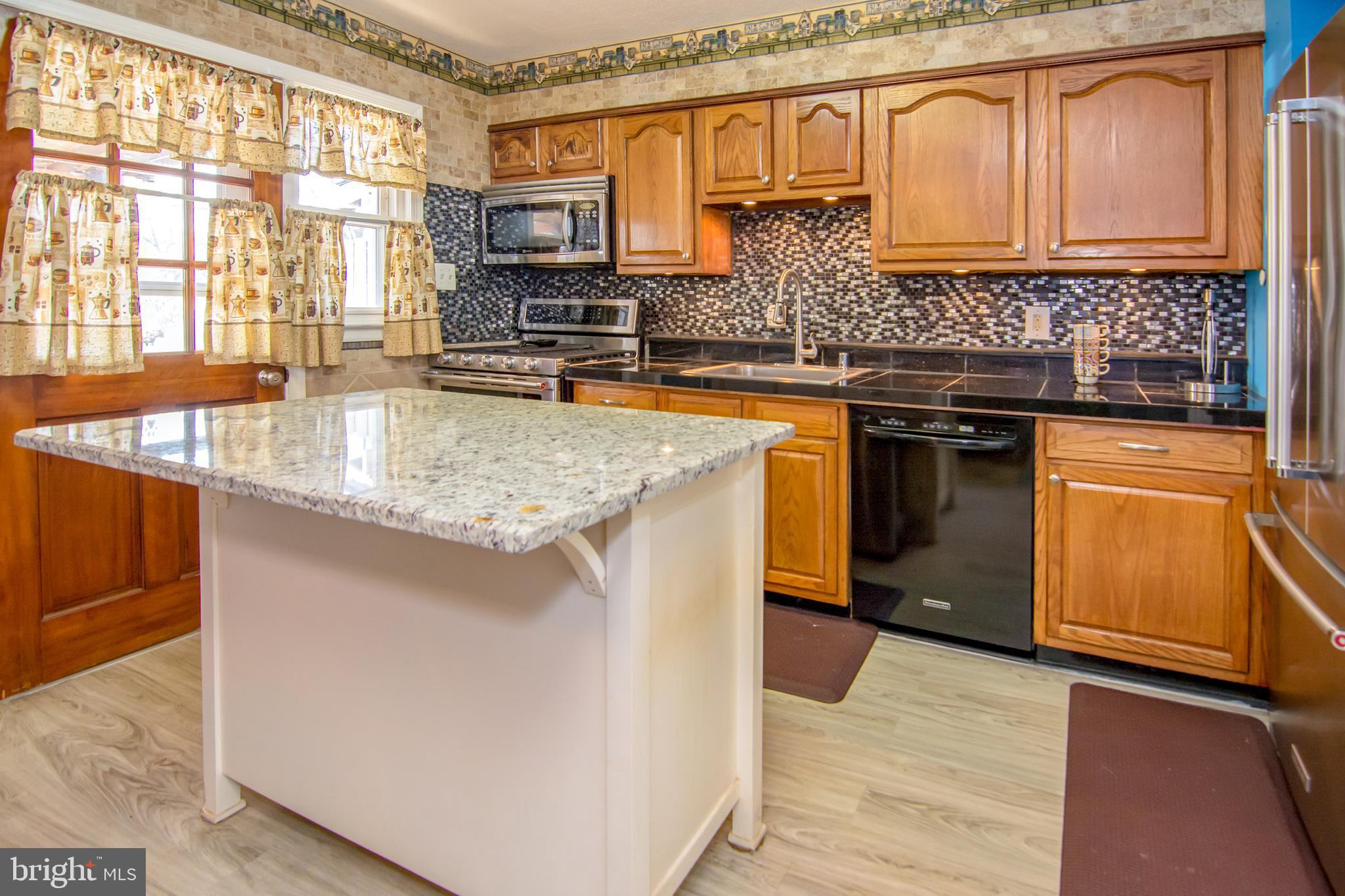 7633 Charlesmont Road Baltimore, MD 21222 - Photo 7 of 28 Kitchen w/ movable island