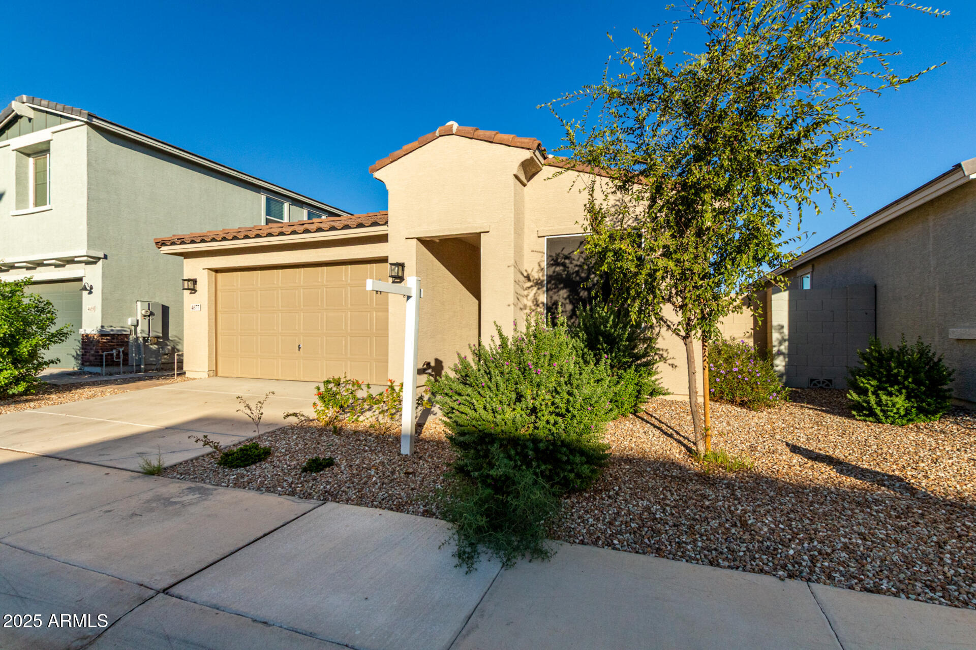 4677 South Siphon Draw Road Apache Junction, AZ 85119 - Photo 36 of 45 a front view of a house with garden