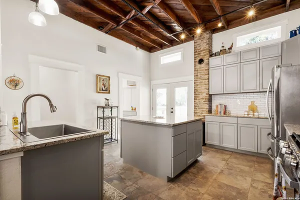 $549,999 | 400 North Bowie Street, Seguin, TX 78155
