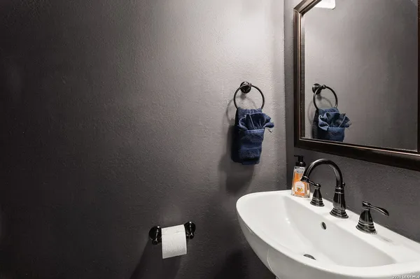 $549,999 | 400 North Bowie Street, Seguin, TX 78155