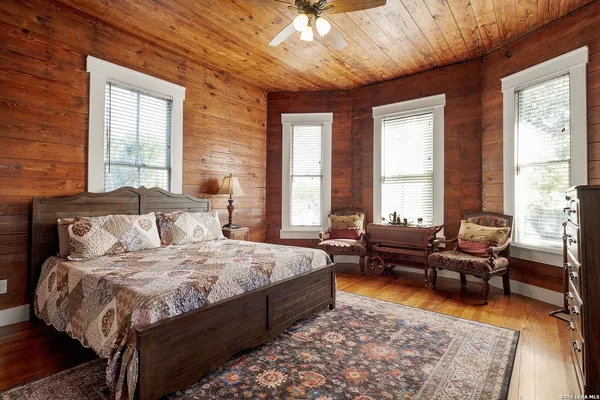 $549,999 | 400 North Bowie Street, Seguin, TX 78155
