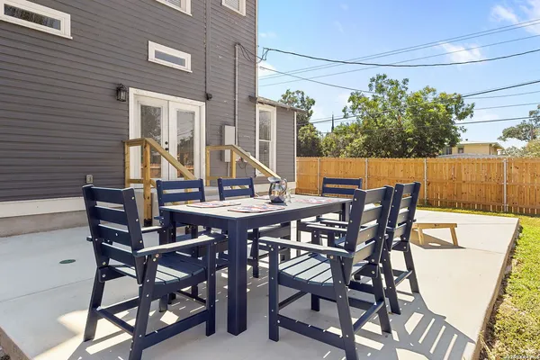 $549,999 | 400 North Bowie Street, Seguin, TX 78155