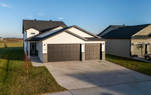 $358,900 | 302 8th Street East, Horace, ND 58047