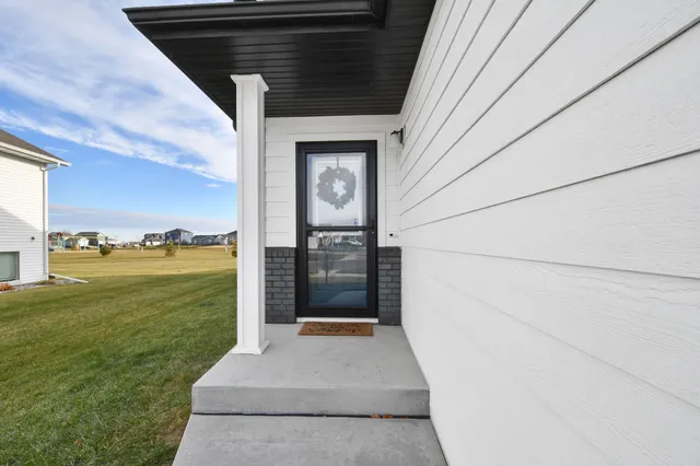 $358,900 | 302 8th Street East, Horace, ND 58047