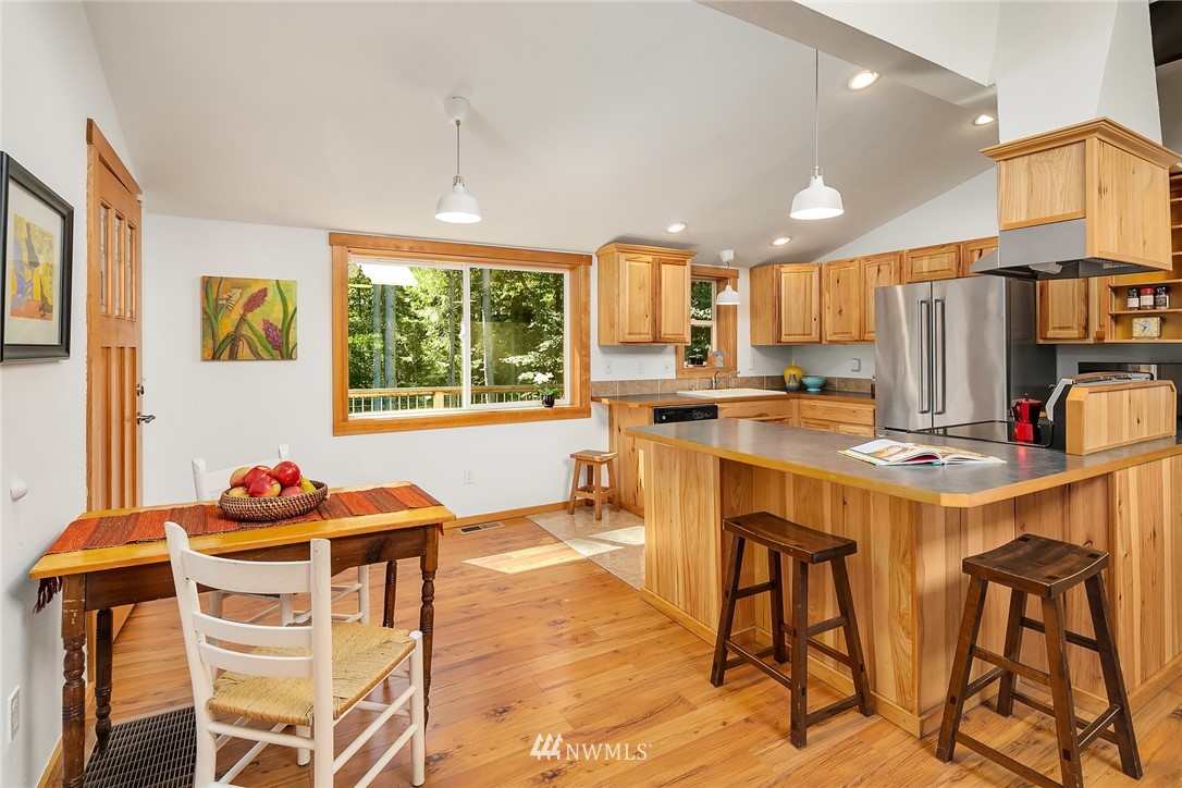 10213 Southwest Cove Road Vashon, WA 98070 - Photo 6 of 25