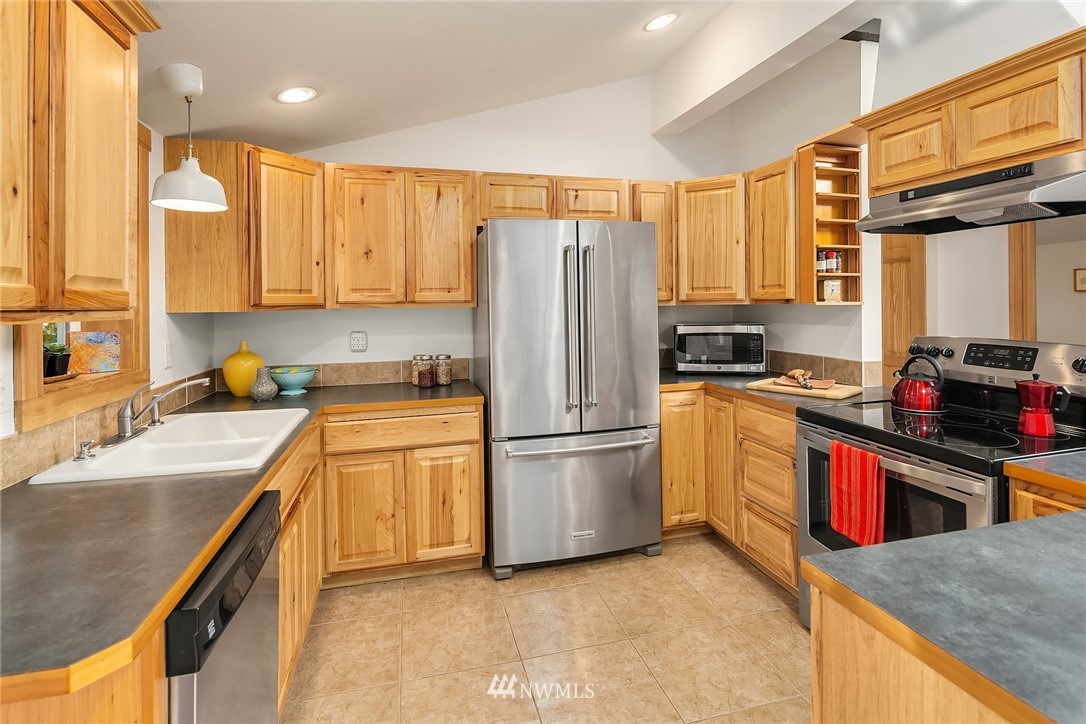 10213 Southwest Cove Road Vashon, WA 98070 - Photo 8 of 25
