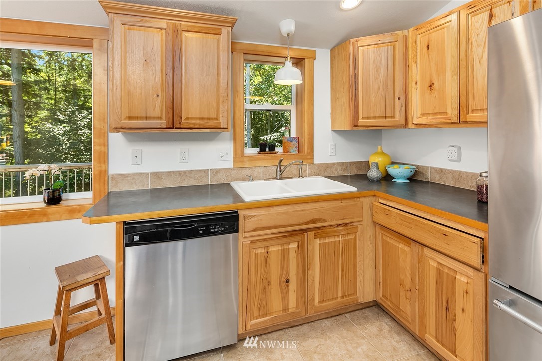 10213 Southwest Cove Road Vashon, WA 98070 - Photo 9 of 25
