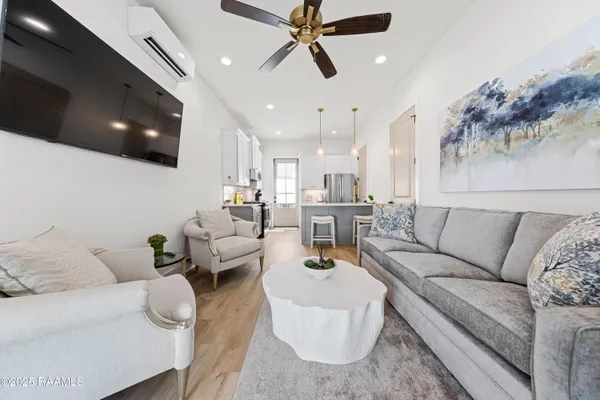 $2,975 | 206 Steiner Oaks, Lafayette, LA 70508