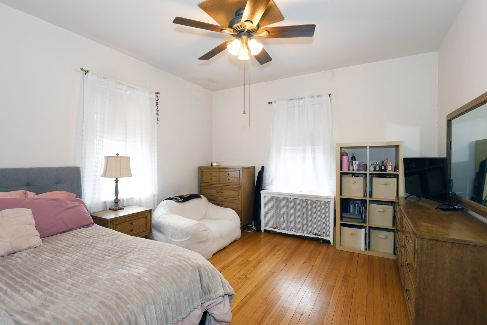 118 South William Street Mount Prospect, IL 60056 - Photo 15 of 24 a bedroom with two bed and a flat screen tv