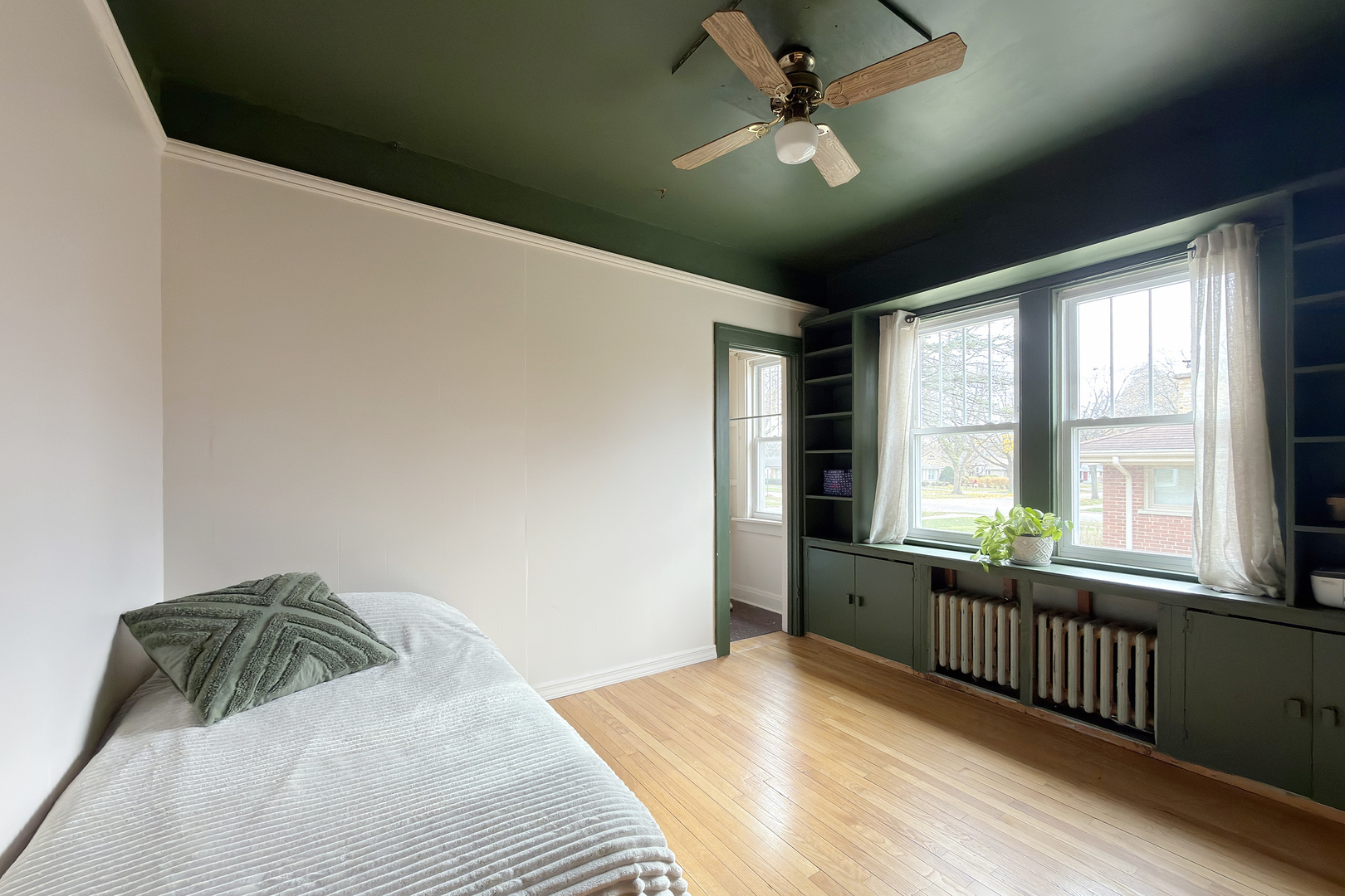 118 South William Street Mount Prospect, IL 60056 - Photo 16 of 24 a bedroom with a bed and a large window