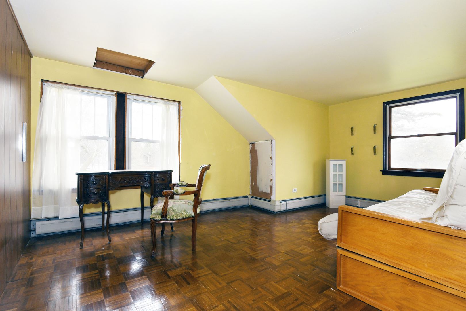 118 South William Street Mount Prospect, IL 60056 - Photo 17 of 24 a bedroom with a bed and a table