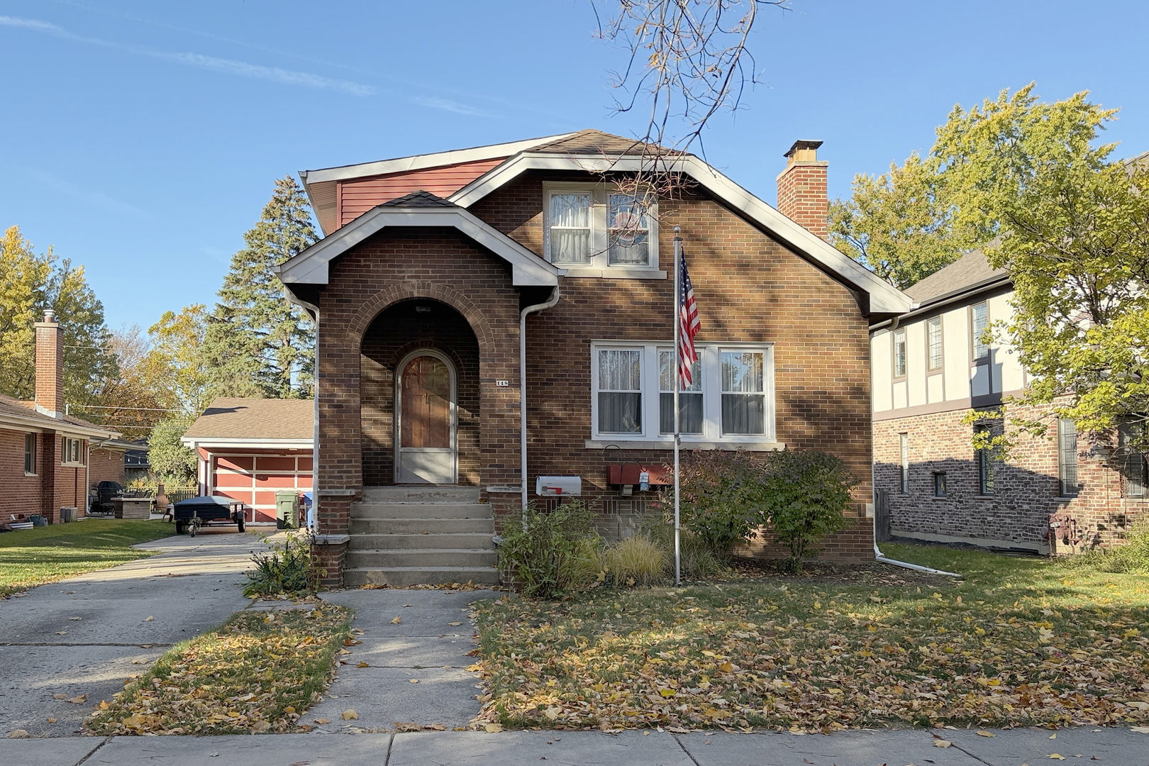118 South William Street Mount Prospect, IL 60056 - Photo 2 of 24 a front view of a house with garden