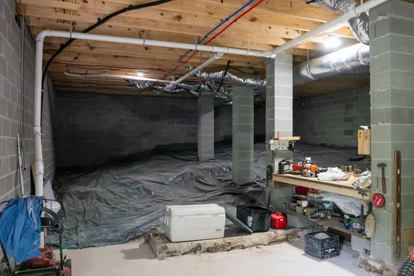 a view of a house with backyard and garden