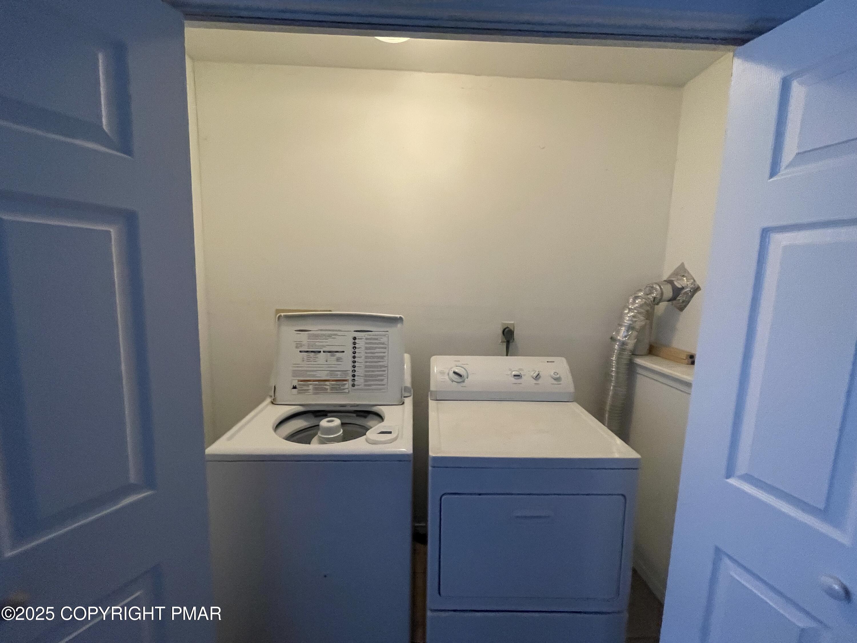674 Country Pl Drive Tobyhanna, PA 18466 - Photo 14 of 17 a bathroom with a sink a toilet and vanity
