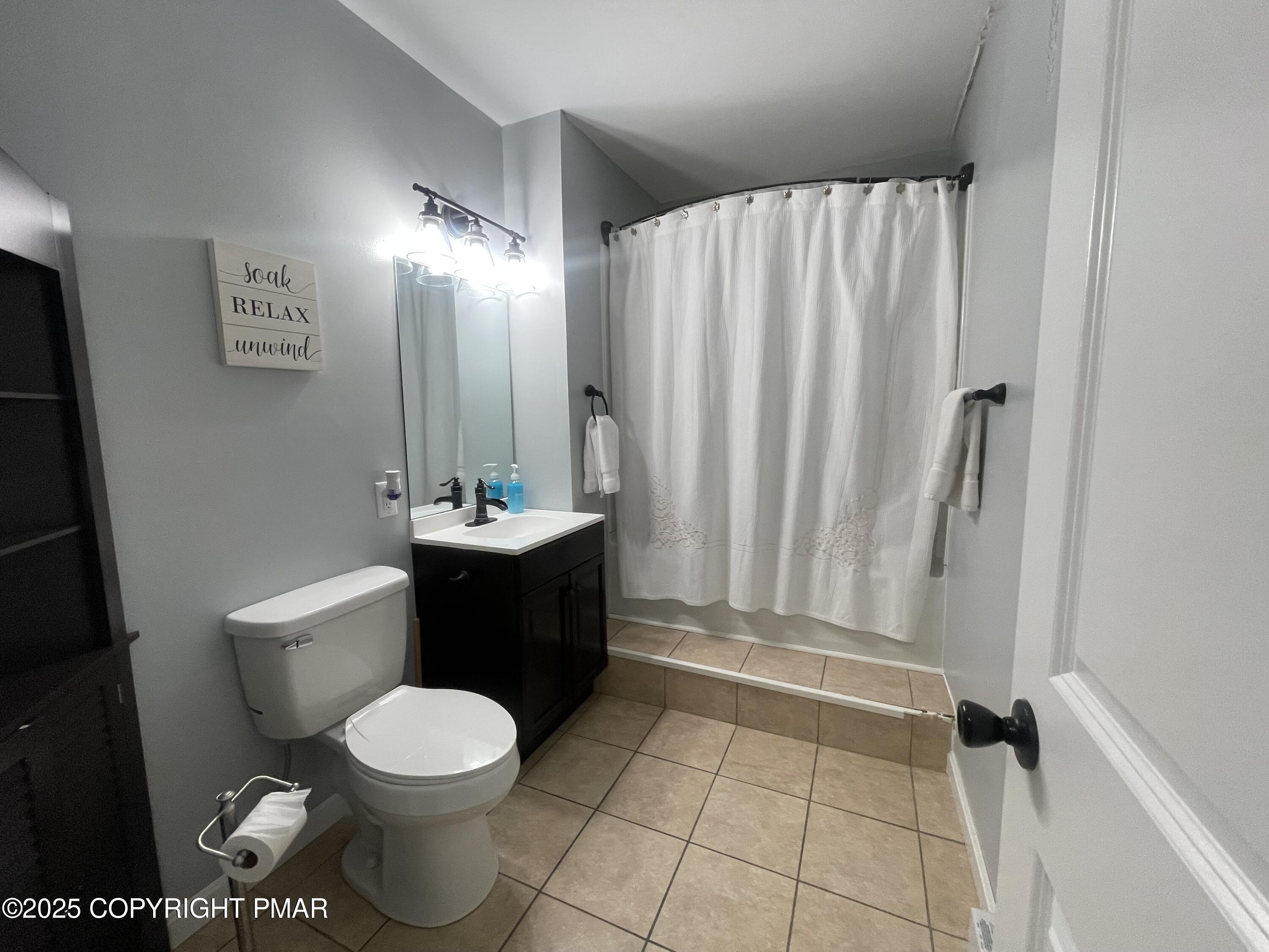 674 Country Pl Drive Tobyhanna, PA 18466 - Photo 15 of 17 a bathroom with a toilet a sink and bathtub