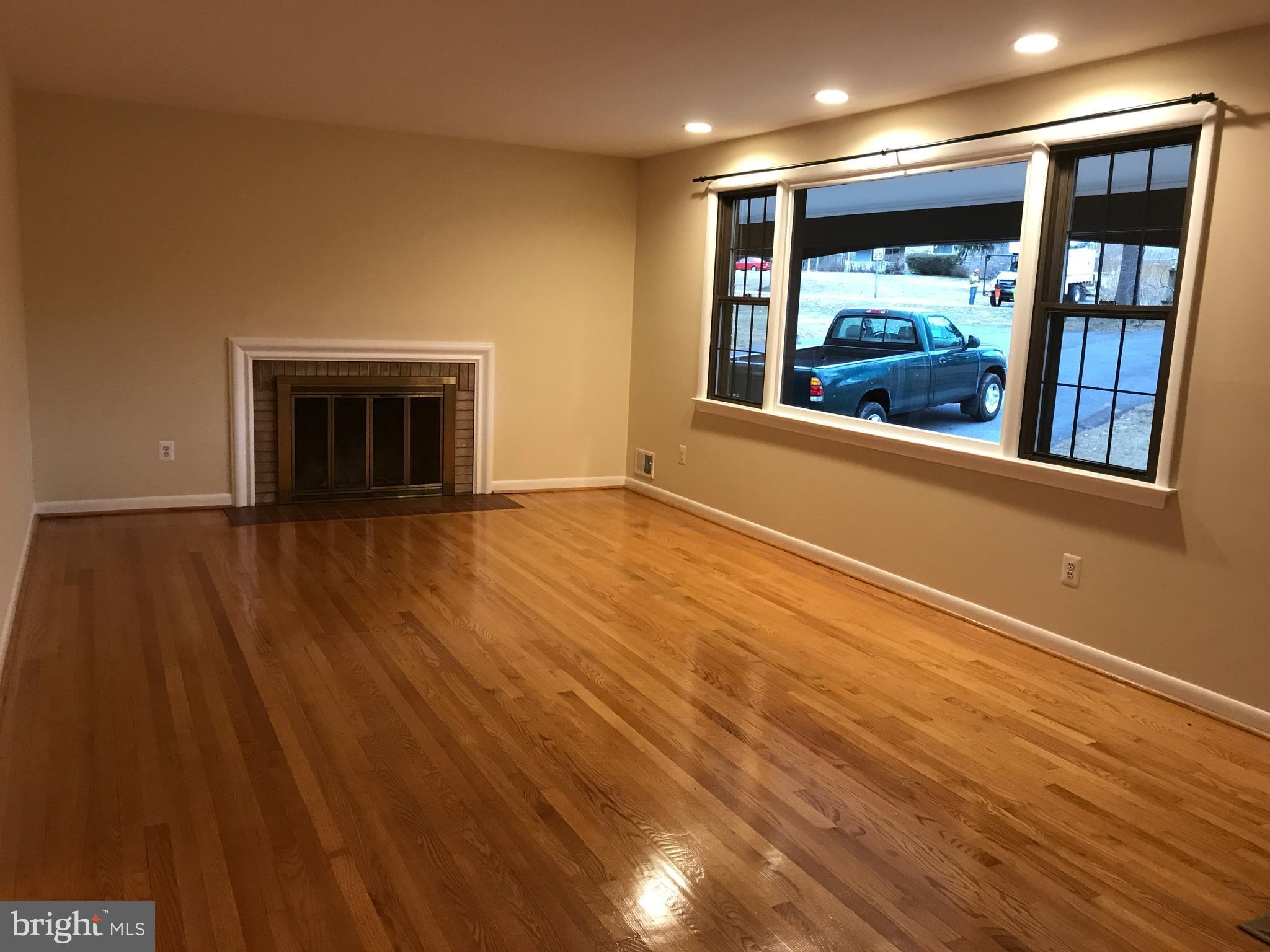 6448 Lochridge Road Columbia, MD 21044 - Photo 3 of 30 Living Room