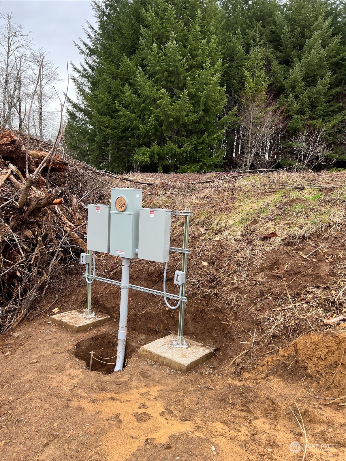 255 Arrowhead Drive Elma, WA 98541 - Photo 20 of 20 a backyard of a house with table and chairs