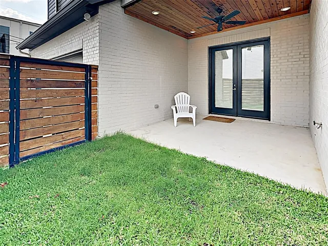 a view of a back yard of the house