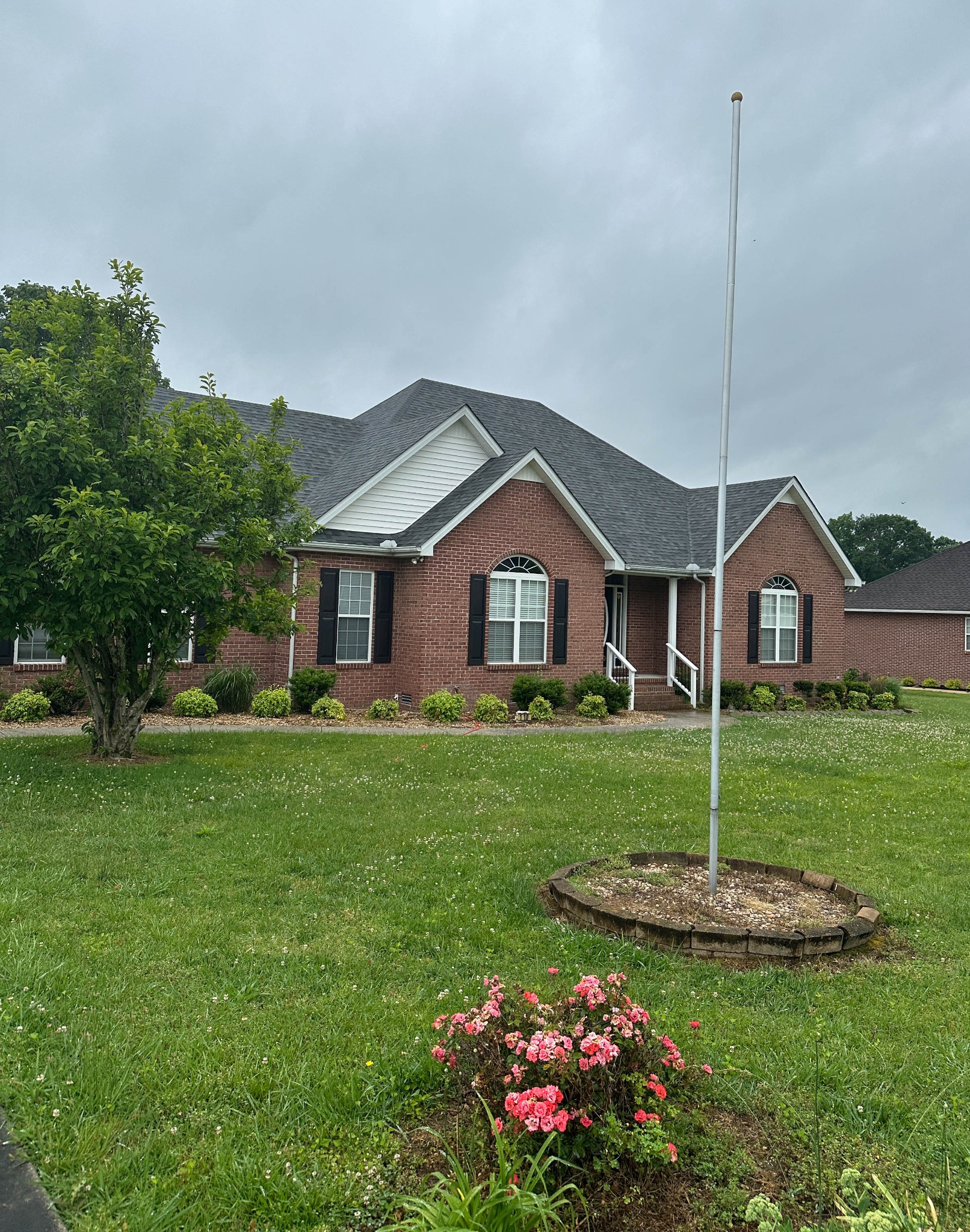 110 Post Road Manchester, TN 37355 - Photo 5 of 68 a front view of a house with garden