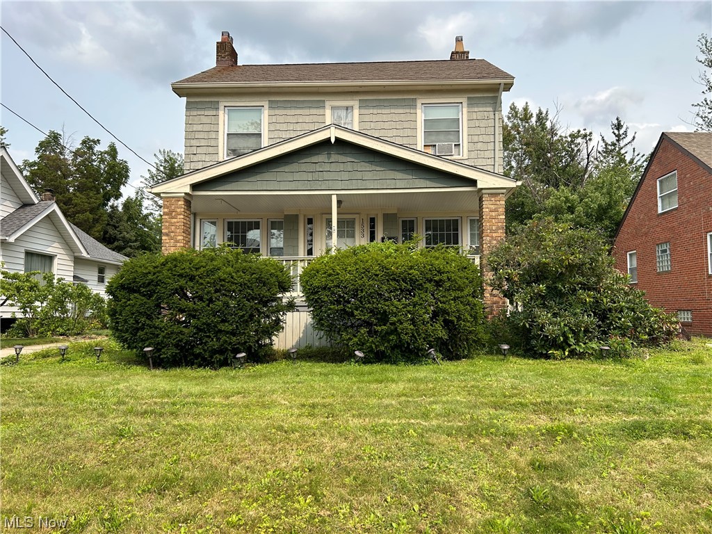 View of front facade with a front lawn