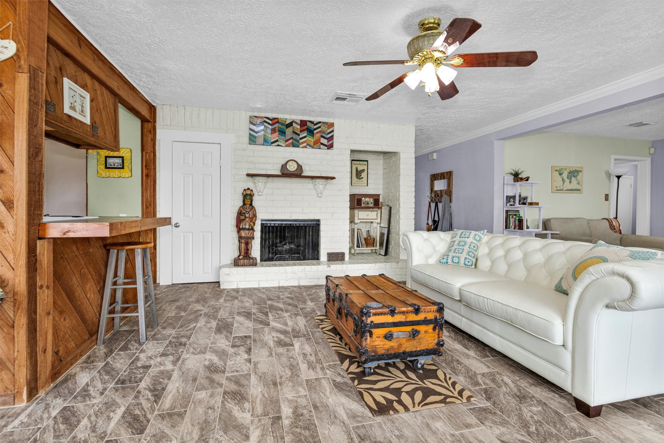 8422 Oakhaven Road La Porte, TX 77571 - Photo 10 of 46 Versatile living space perfect for relaxing or hosting guests.