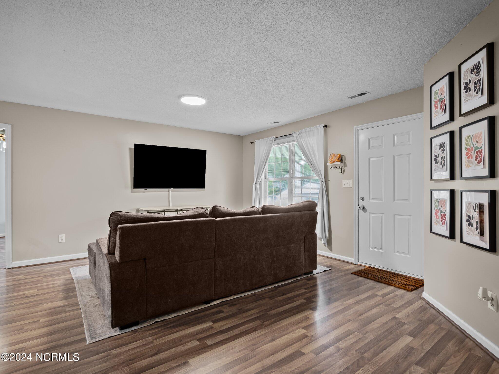 330 Running Road Jacksonville, NC 28546 - Photo 7 of 40 30-web-or-mls-P1010855