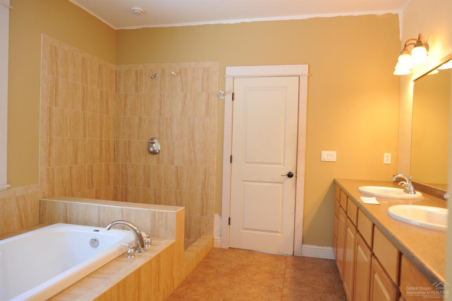 19100 Choctaw Road Bend, OR 97702 - Photo 13 of 19 a bathroom with a tub and a sink
