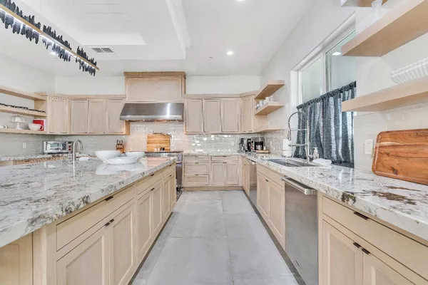 $1,250,000 | 402 South Michelle Avenue, Kerman, CA 93630